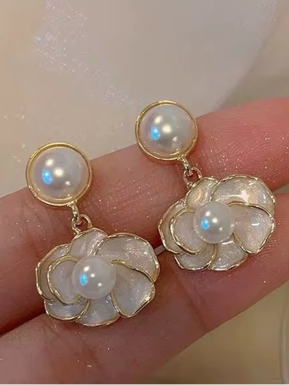 ***Elegant White Pearl Flower Drop Earrings - Gold Trim